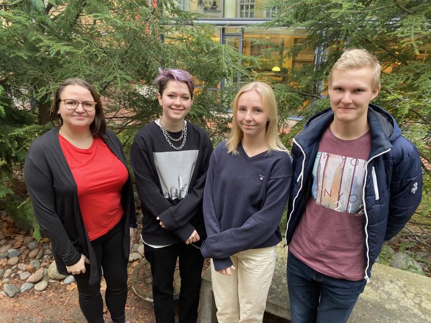 Lärare Jessika Björkvist tillsammans med studerande Matilda Johansson, Julia Fagerlund och Samuel Dreyer